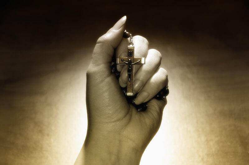 5 Reasons the Rosary Is a Powerful Night Prayer